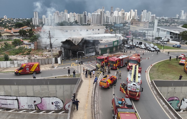 Incêndio destrói loja de sapatos no Setor Sul, em Goiânia