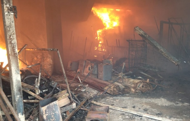 Incêndio destrói parte do Ginásio de Esportes do Setor Campinas em Goiânia 