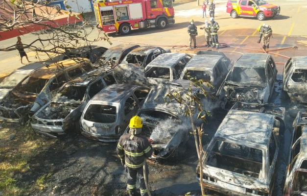 Incêndio em depósito destrói ao menos 12 carros em Aparecida de Goiânia