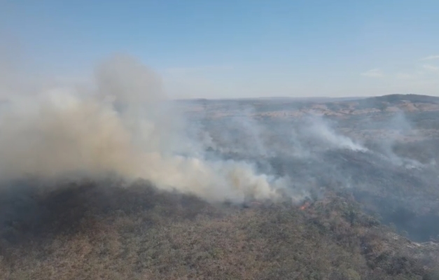 Incêndio florestal de grandes proporções atinge a região de Pirenópolis