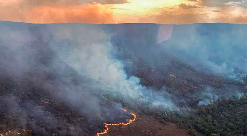 Incêndio queima 10 mil hectares do Parque da Chapada dos Veadeiros