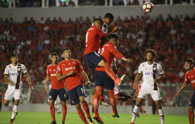 Independiente bate Flamengo e sai na frente na final da Sul-Americana