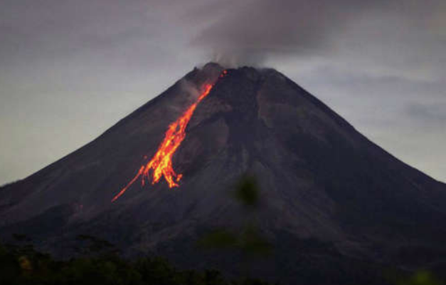 Indonésia: vulcão Merapi entra em erupção e atividades turísticas são suspensas