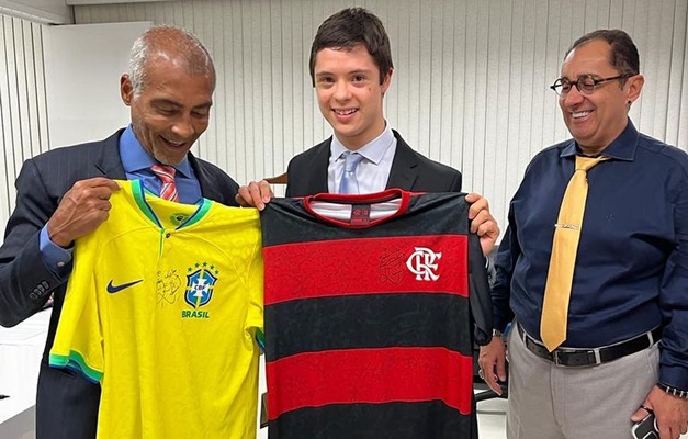 Influenciador goiano com síndrome de Down leva propostas de leis a Romário 