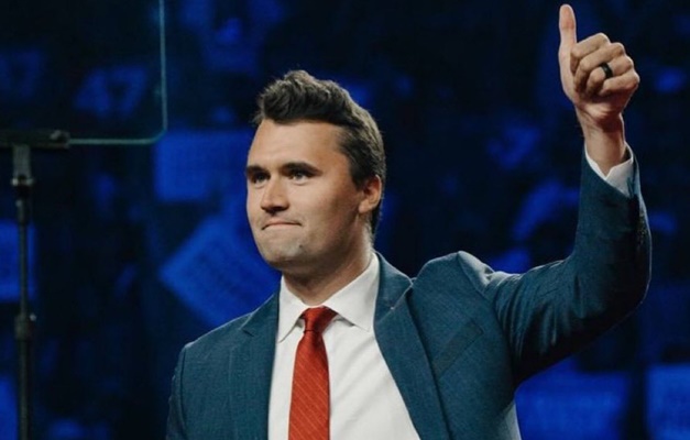 Influenciador trumpista Charlie Kirk morre baleado em evento nos EUA