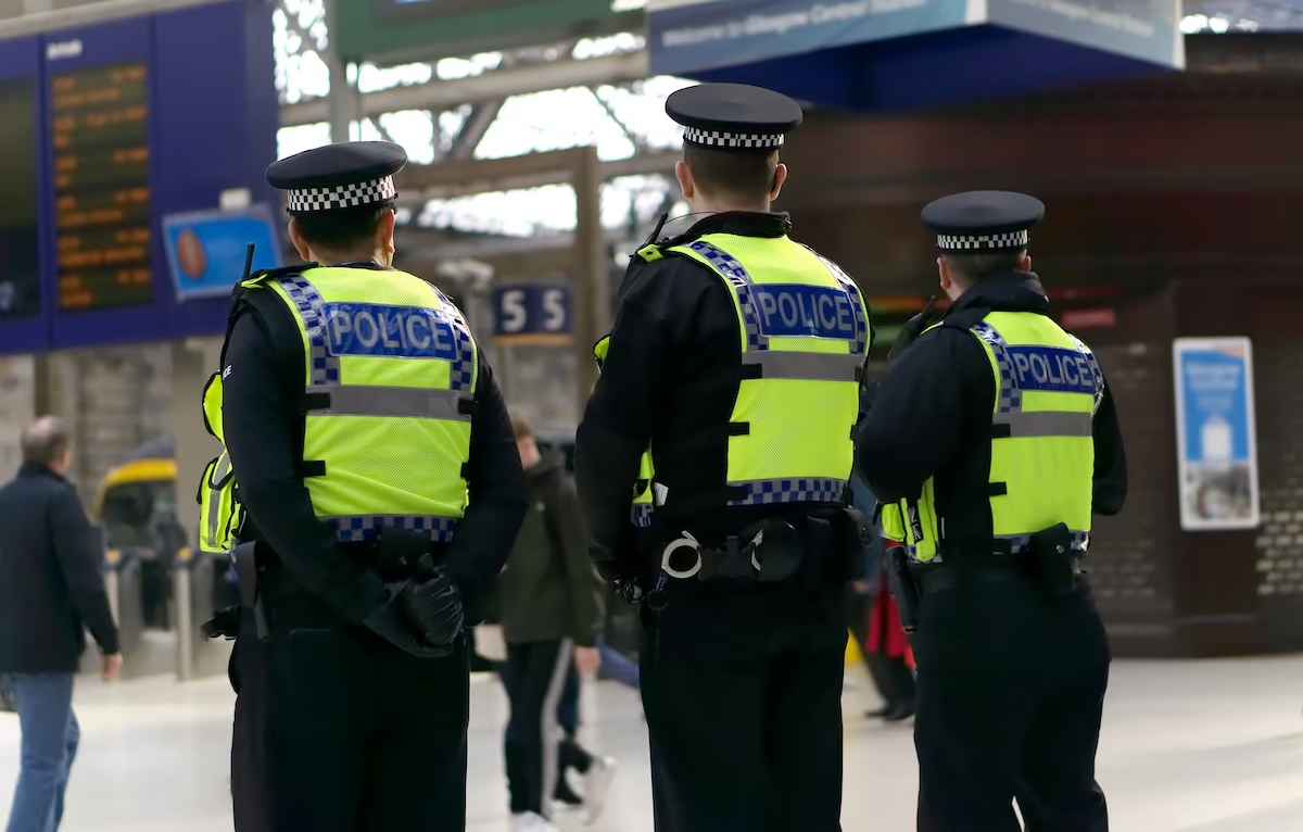 Inglaterra: polícia prende quatro iranianos por suposto plano de ataque terrorista