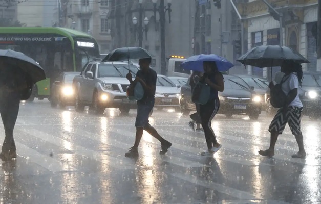 Inmet emite alerta vermelho para temporais em Goiás e outros 8 Estados