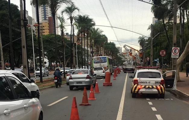 Instalação das luzes de Natal afeta trânsito na Praça Tamandaré, em Goiânia 