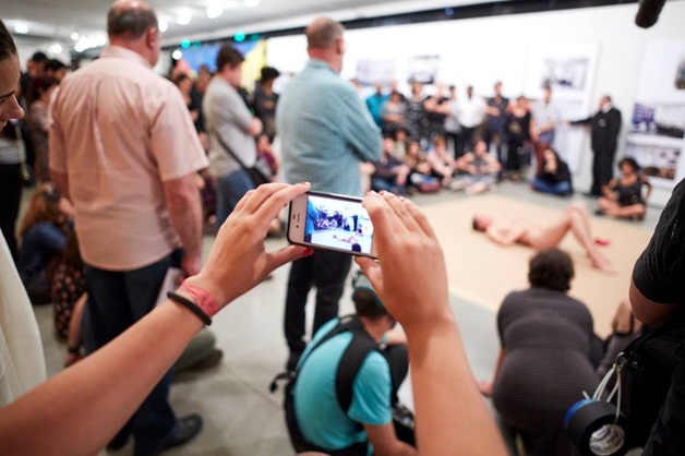 Interação de criança com homem nu em exposição segue gerando polêmica
