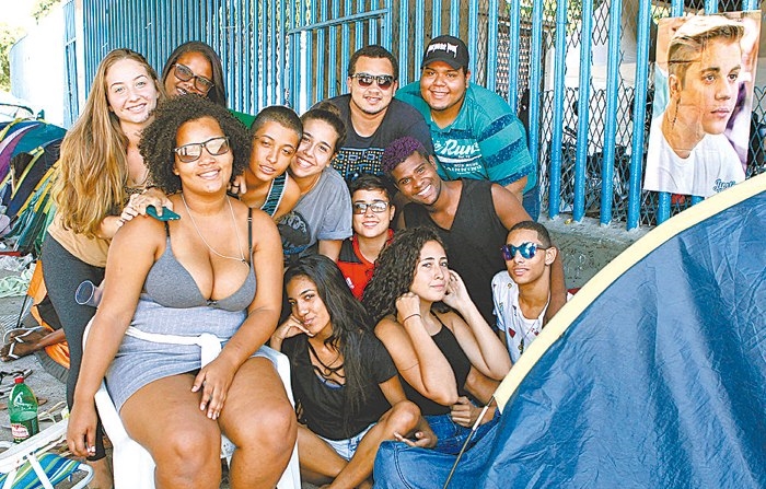 Internautas riem de fãs que perderam a fila para show de Justin Bieber