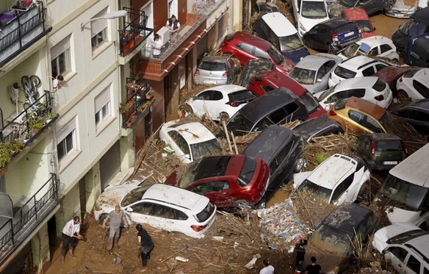 Inundações em Valência, na Espanha, deixam pelo menos 92 mortos