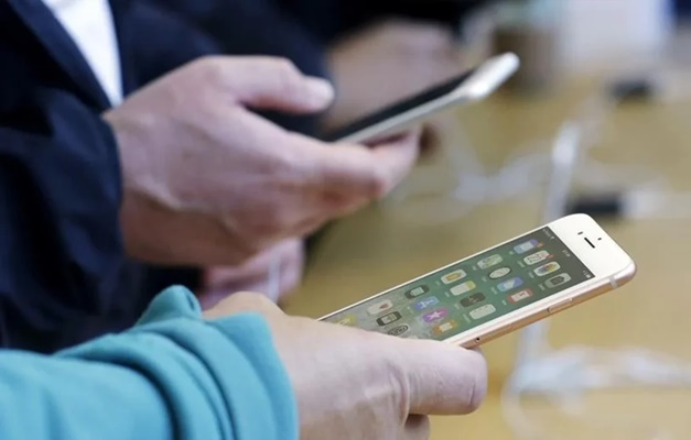 iPhones cobiçados por brasileiros em viagens podem ficar 30% mais caros nos EUA com tarifas