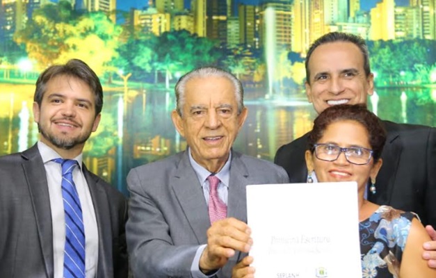 Iris entrega 200 escrituras para moradores de três bairros de Goiânia 