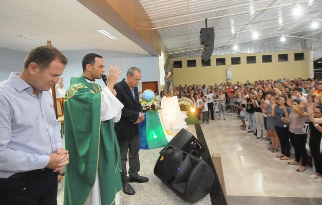 Iris Rezende participa de missa no Conjunto Itatiaia, em Goiânia 