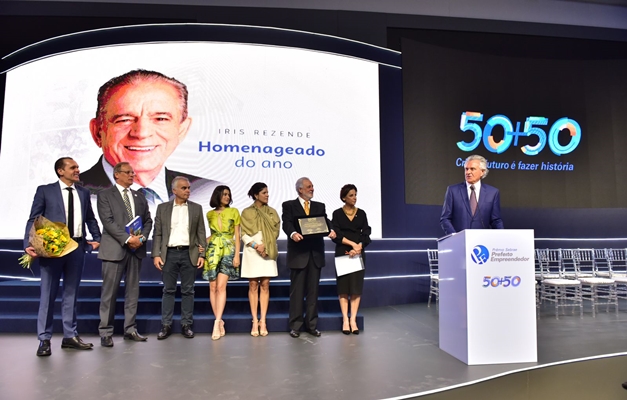 Iris Rezende recebe homenagem no Prêmio Sebrae Prefeito Empreendedor