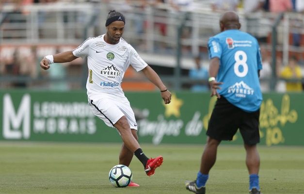 Irmão de Ronaldinho confirma aposentadoria do meia: 'Ele parou'