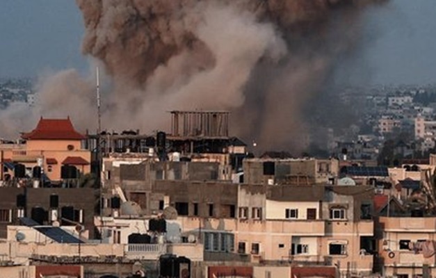 Israel ataca área próxima ao maior hospital de Gaza após acusar o Hamas de usá-lo como base