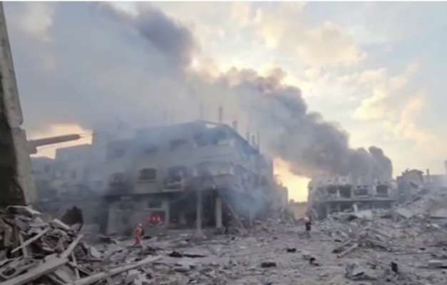 Israel bombardeia Cidade de Gaza e palestinos fogem; governo Netanyahu fala em 'arrasar Hamas'