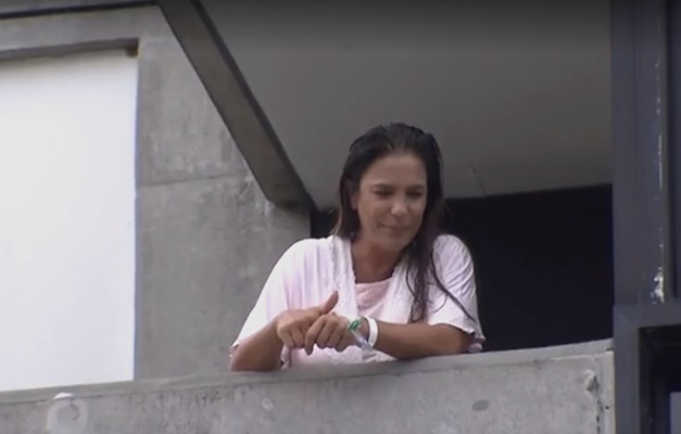 Ivete Sangalo aparece na varanda do hospital e diz que está muito feliz