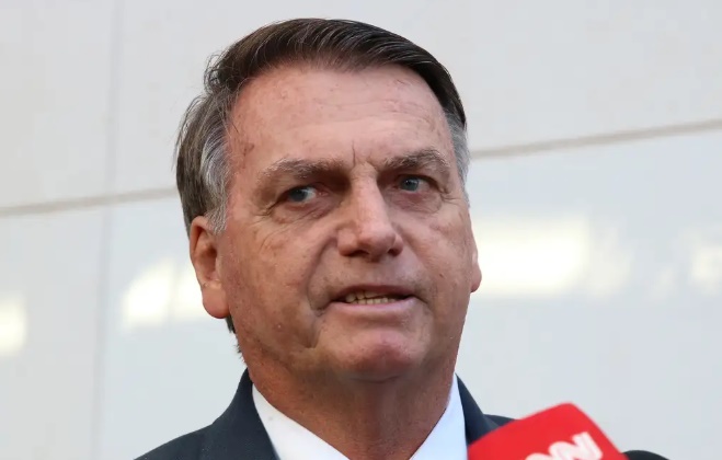 Jair Bolsonaro é alvo de buscas da PF