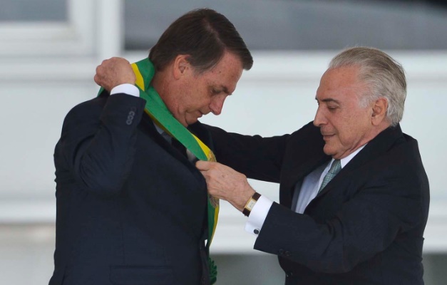 Jair Bolsonaro recebe a faixa presidencial de Michel Temer 