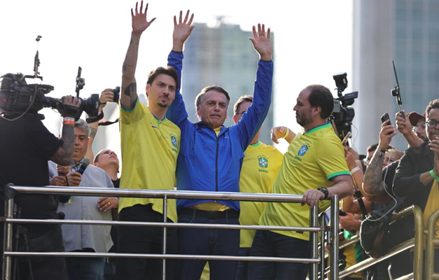 Jair Renan reage às medidas restritivas impostas por Moraes a Bolsonaro: 'Pai, estou contigo'
