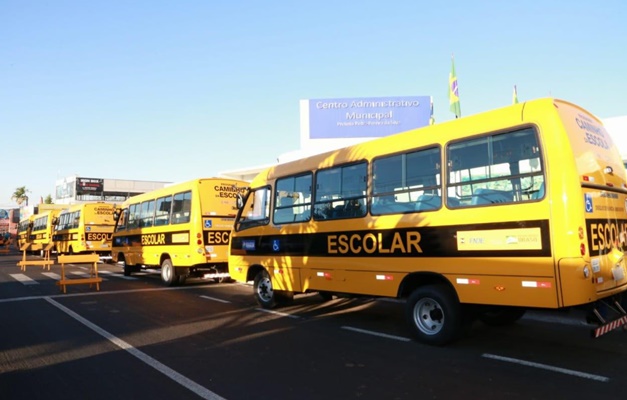 Jânio Darrot entrega cinco micro-ônibus para rede de ensino de Trindade 