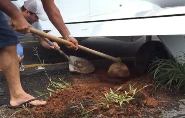Jatinho do cantor goiano Leonardo atola na pista de aeroporto da Bahia
