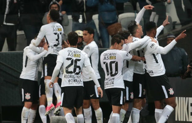 Jô marca mais uma vez, Corinthians vence Botafogo e abre sete pontos na liderança