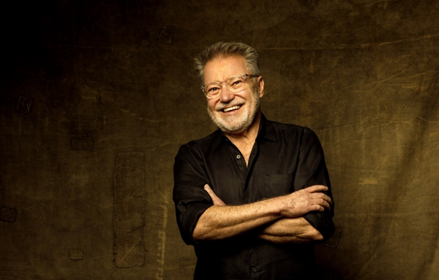 João Caetano lança álbum “Mil Voltas” no Teatro Goiânia