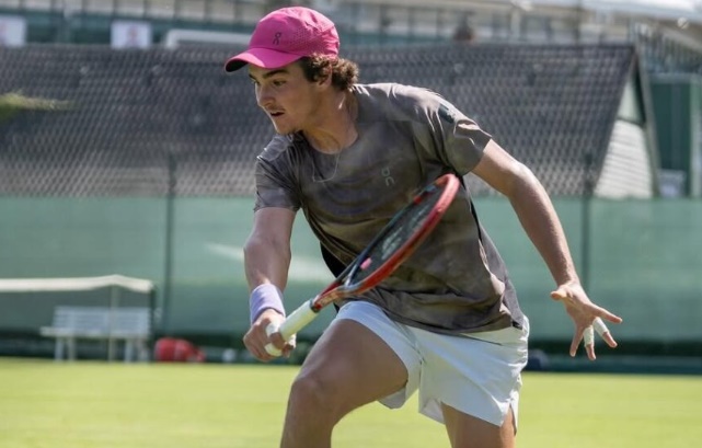 João Fonseca aplica 'pneu', vira na estreia em Eastbourne e fatura 1ª vitória na grama