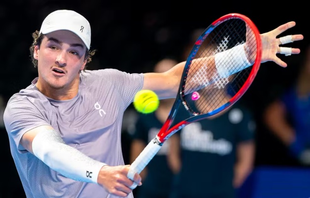 João Fonseca aposta na agressividade e bate gigante Perricard na estreia do ATP 500 da Basileia