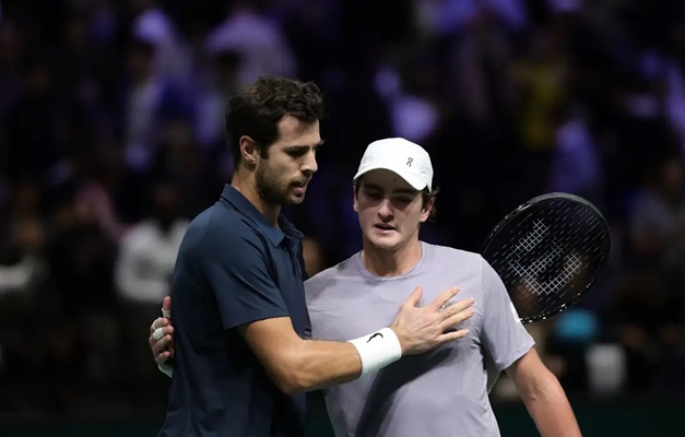 João Fonseca batalha em quadra, mas dá adeus ao Masters 1000 de Paris