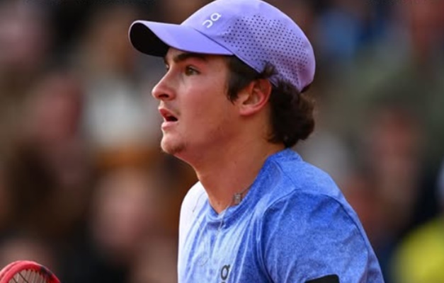 João Fonseca conquista primeira vitória da carreira em Roland Garros