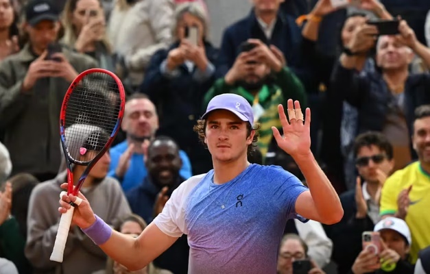 João Fonseca é dominado pelo 5º do mundo e é eliminado na 3ª rodada de Roland Garros