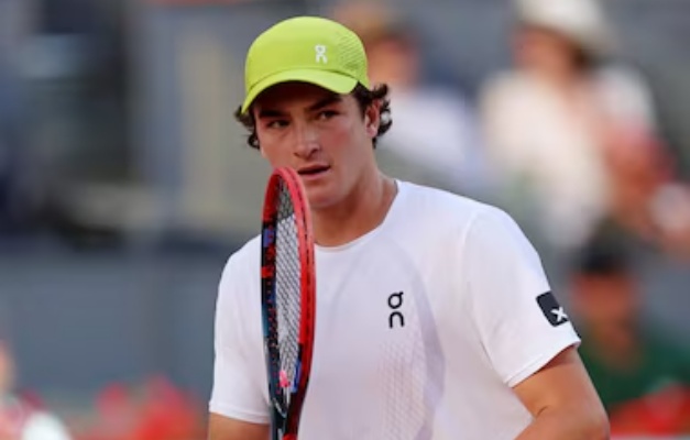 João Fonseca estreia no ATP da Basileia contra 'gigante' francês que bateu recorde com saque