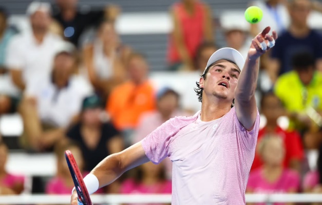 João Fonseca passa mal em quadra, mas vence na estreia no US Open e supera marca de Nadal