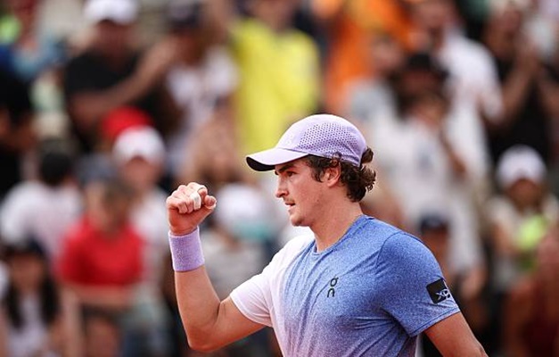 João Fonseca sofre em batalha contra Herbert, mas garante segunda vitória em Roland Garros
