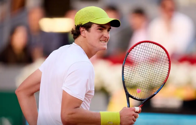 João Fonseca vai à 1ª semi de ATP 500 após abandono de rival no 3º set