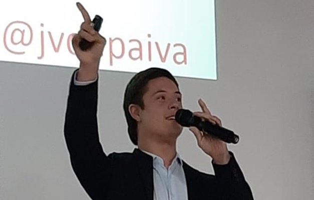 João Vitor emociona plateia em palestra sobre síndrome de Down em São Carlos