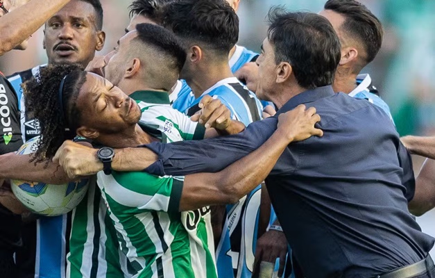 Jogador do Juventude vai à delegacia fazer B.O. após agressão do técnico do Grêmio