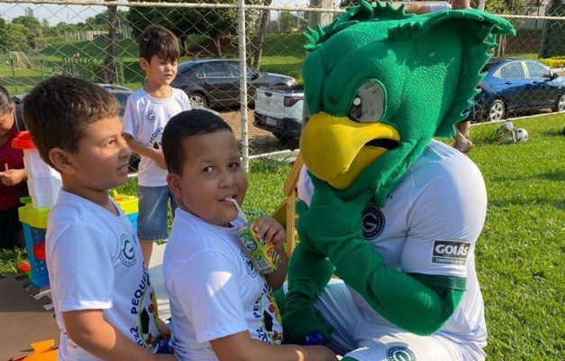 Jogadores do Goiás recebem crianças com deficiência para tarde de diversão