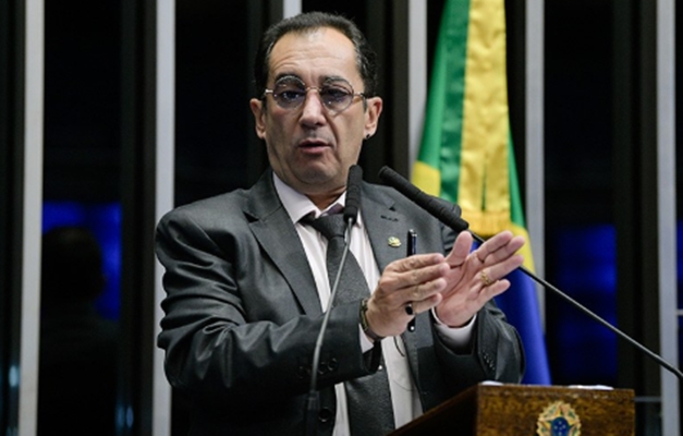 Jorge Kajuru ameaça renunciar ao posto de senador pelo Twitter