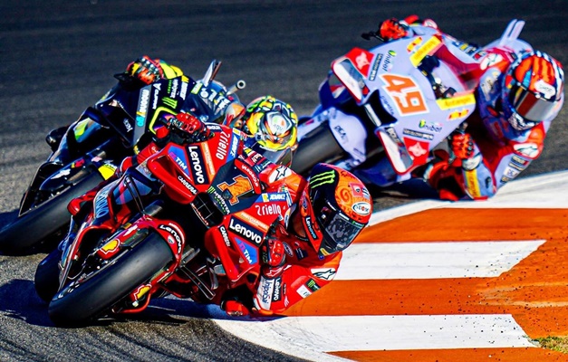 Jorge Martin abandona e Bagnaia confirma bicampeonato da MotoGP com tranquilidade