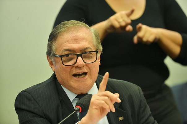 Jornalista anuncia demissão de Ministro da Educação e Bolsonaro nega