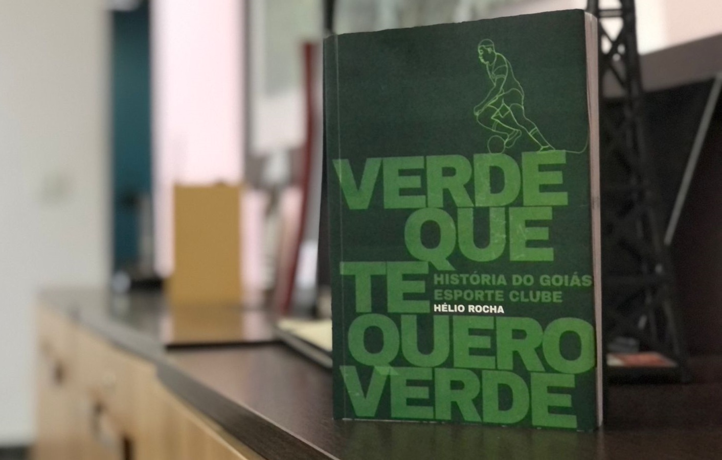 Jornalista Hélio Rocha rememora história do Goiás Esporte Clube em livro