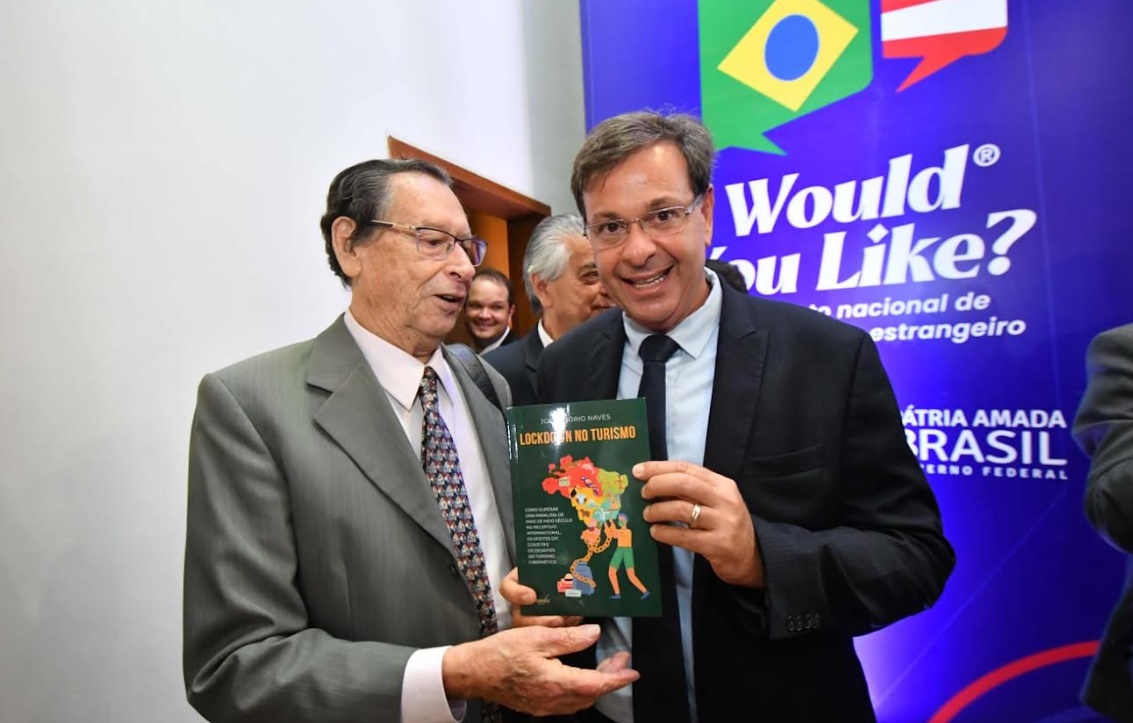 Periodista José Osório Naves obsequia al Ministro un libro sobre turismo