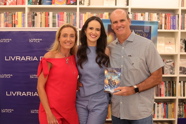 Jornalista Taíssa Queiroz lança livro em noite de autógrafos, em Goiânia