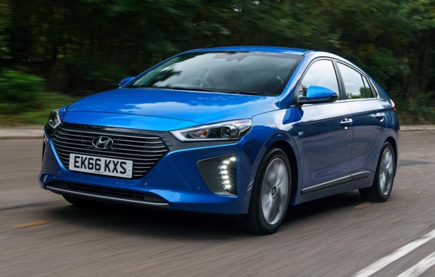 Jornalista testa o carro elétrico Hyundai Ioniq na Coreia do Sul