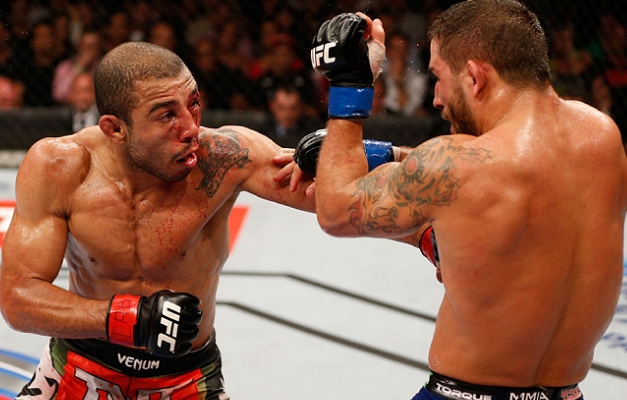 José Aldo sai desfigurado, mas mantém cinturão do UFC